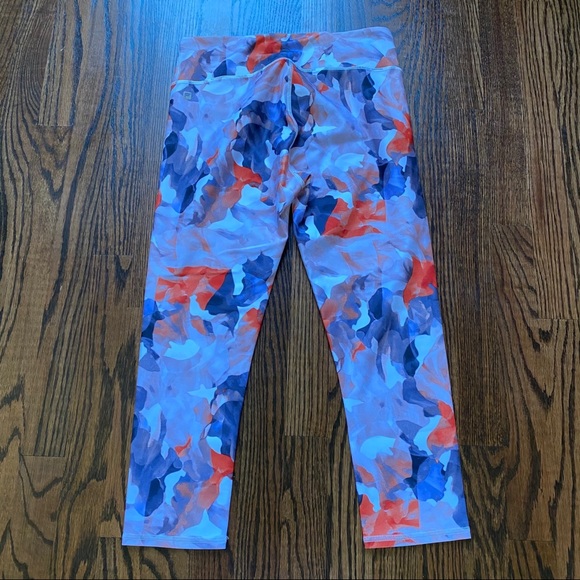 ๐๐ปโโ๏ธ Fabletics Mid-Rise Printed PowerHold Capri - Picture 4 of 7